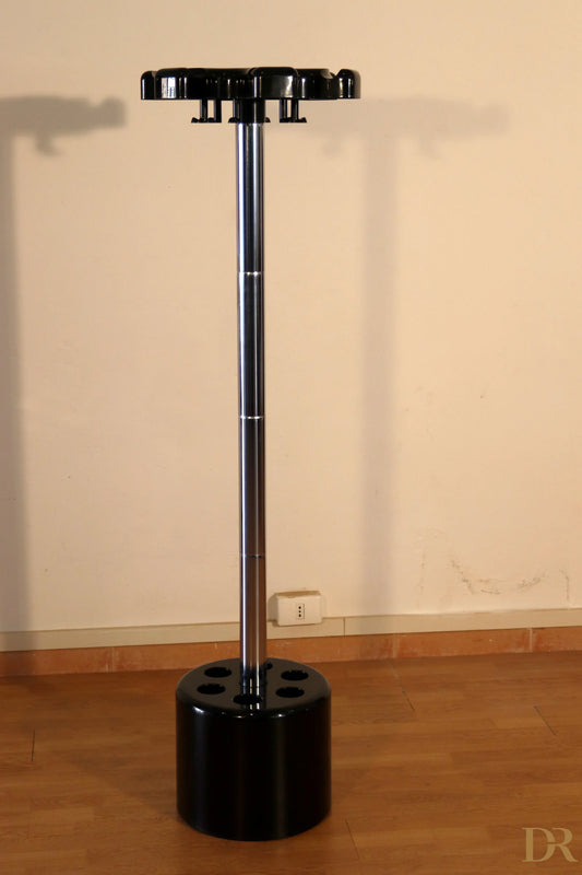 Porte-manteau Velca de Paolo Orlandini et Roberto Lucci en plastique noir et métal chromé avec base circulaire