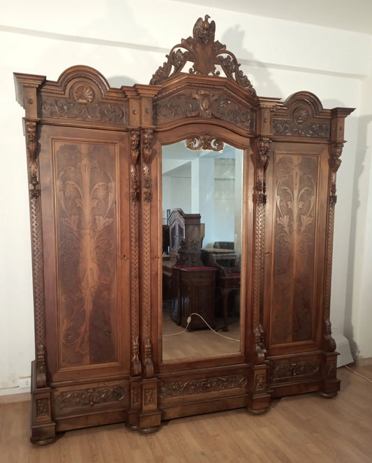 Armoire ancienne italienne de style Renaissance en bois, ornée de sculptures et dotée d'un miroir central, fin du XIXe siècle