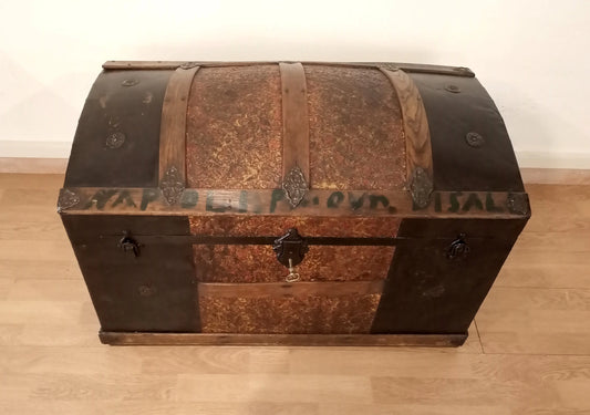 Coffre ancien en bois courbé du XIXe siècle, avec cerclages métalliques et double serrure, restauré.