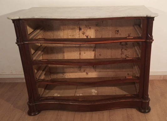 Gros plan d'une commode Louis-Philippe en acajou avec un plateau en marbre blanc de Carrare, XIXe siècle