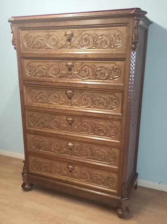 Commode italienne en noyer du XIXe siècle, ornée de sculptures florales et de pieds décoratifs.