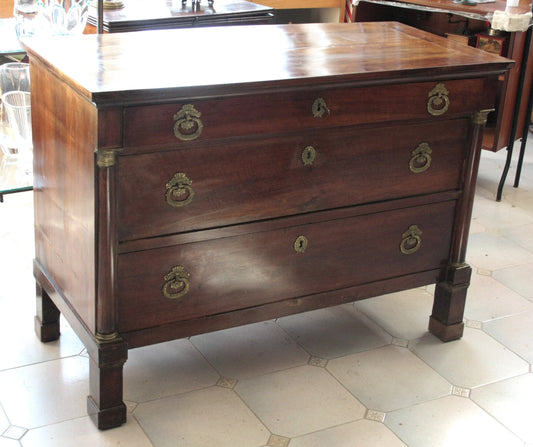 Commode Empire en noyer ornée de détails en bronze, datant du XIXe siècle, un exemple du savoir-faire italien d'antan.