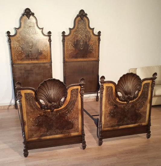 Lit italien en fer forgé du XIXe siècle avec têtes de lit ornées en forme de coquillage et décorations en nacre pour une maison élégante