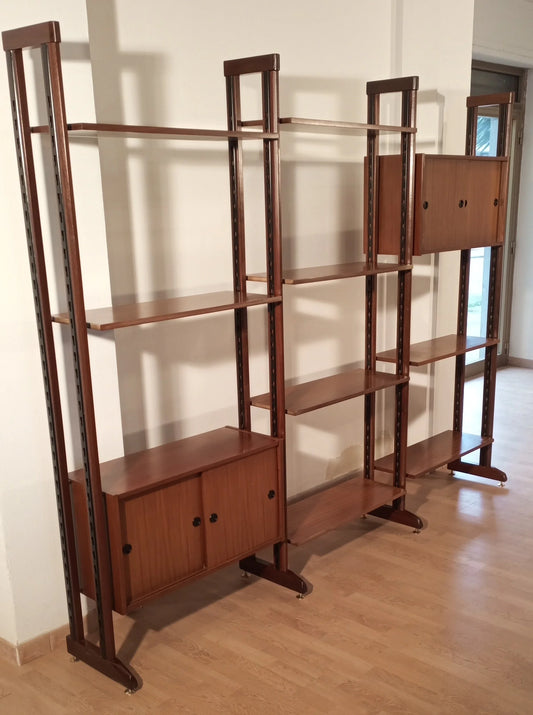 Bibliothèque modulaire en teck d'époque (années 1960) avec compartiments ouverts et portes en bois de style mid-century.