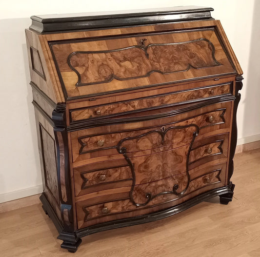 Commode lombarde originale du XVIIIe siècle, ornée de panneaux en loupe et de tiroirs courbes, restaurée.