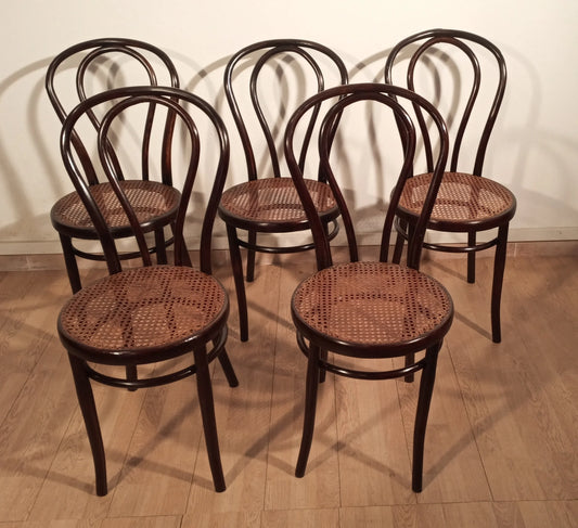 Ensemble de 5 chaises de style Thonet Drava avec assises en rotin tressé, XXIe siècle