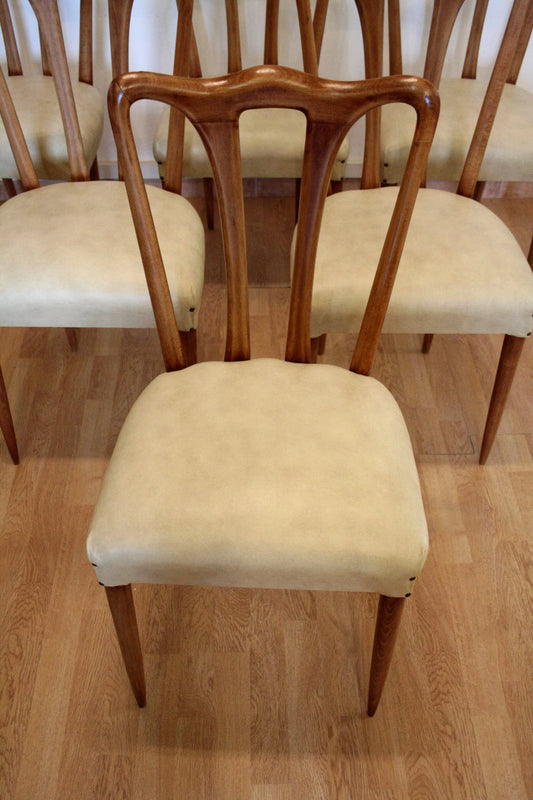 Ensemble de 6 chaises de design italien moderne du milieu du siècle, produites dans les années 1960, avec revêtement en similicuir blanc en parfait état.