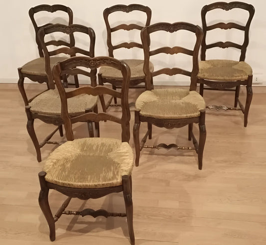 Ensemble de cinq chaises provençales rustiques en chêne massif du XIXe siècle avec assises en paille, restaurées en excellent état.