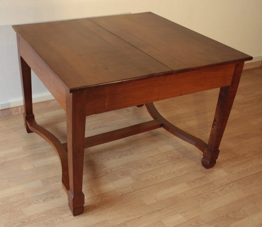 Table Art Nouveau ancienne et élégante en merisier massif, avec pieds galbés et plateau rectangulaire extensible d'époque restauré.