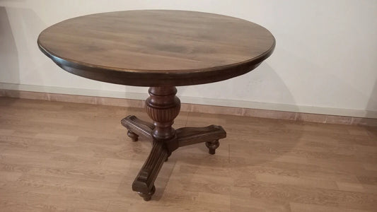 Table ronde en noyer du XIXe siècle, de style Umbertine vintage, avec piètement sculpté et roulettes en bois clair.