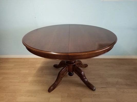 Table ronde extensible en bois de style Louis-Philippe avec pied central et pieds sculptés pour une maison vintage des années 1970