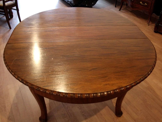 Table ronde extensible vintage en chêne, avec finitions sculptées et pieds cabriolet de style Louis-Philippe, années 1960