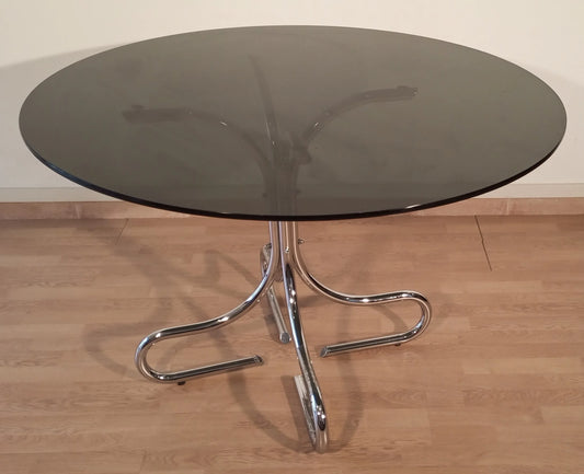 Table basse en acier chromé de style mid-century avec plateau rond en verre fumé noir, élégante conception italienne