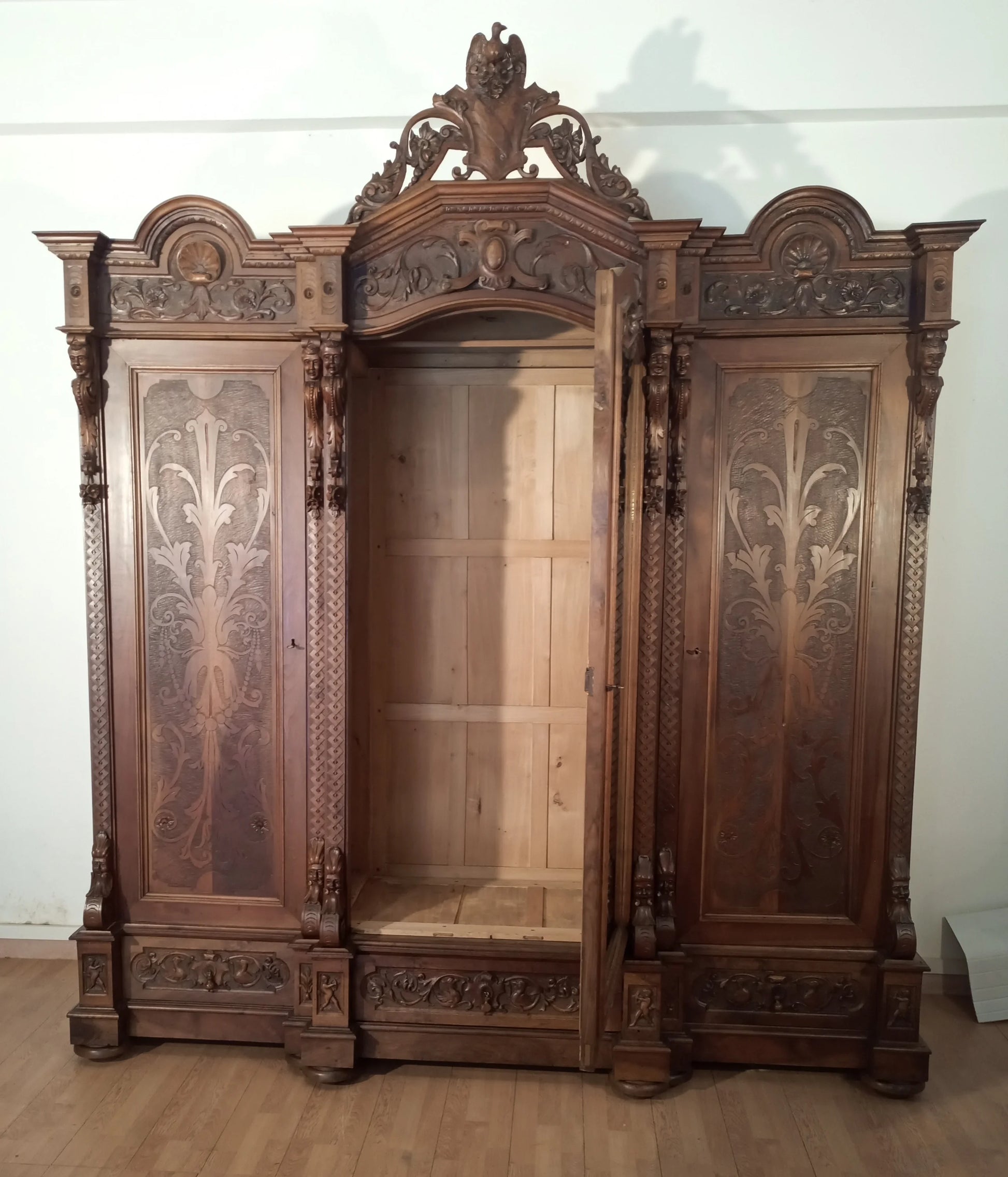 Armadio antico in stile rinascimentale Italia fine XIX secolo in legno intagliato con motivo fleur de lis e cornice decorativa