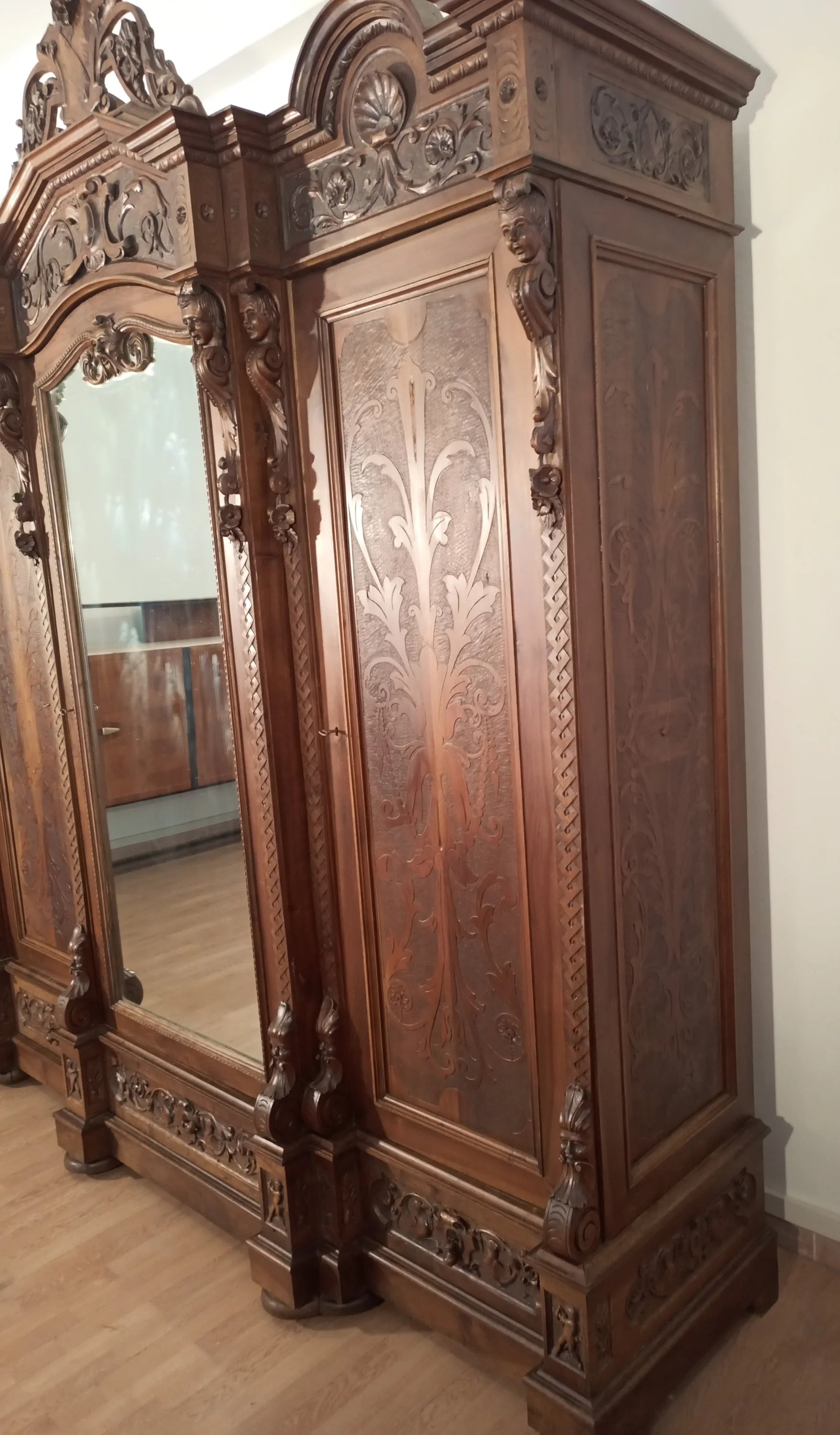Armadio antico in stile rinascimentale italia fine xix secolo in legno intagliato con specchio decorativo