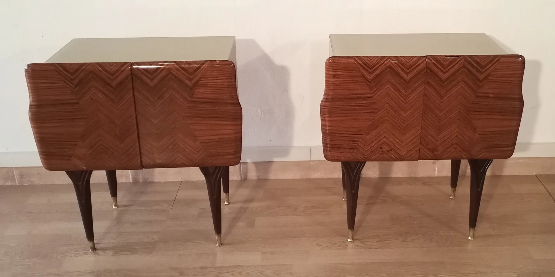 Coppia di comodini italiani mid-century in varie essenze con design alto italiano e motivo a chevron marrone