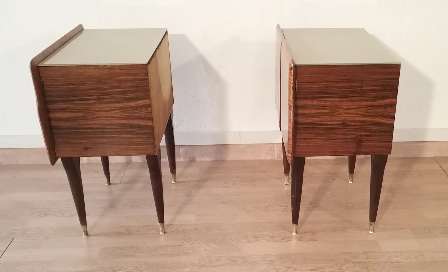 Coppia di comodini italiani mid-century in legno con gambe rastremate design alto design italiano anni 50