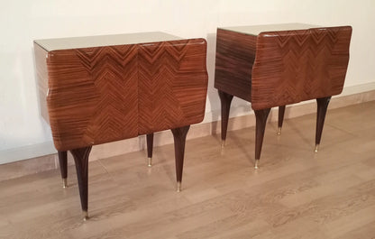 Due comodini italiani mid-century con motivo a spina di pesce e gambe a tronco di cono in legno vintage degli anni 50