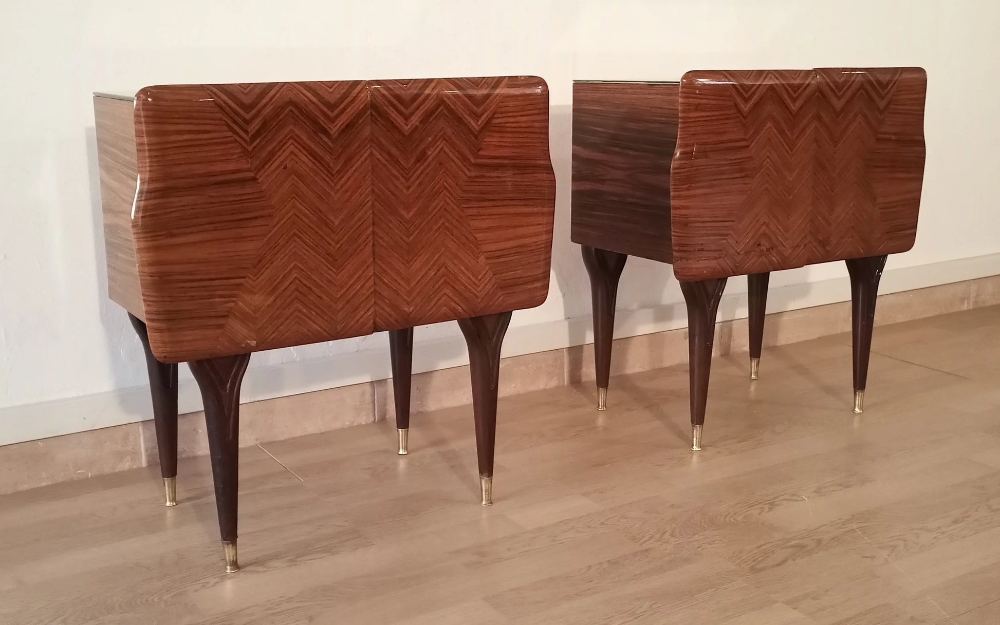 Due comodini italiani mid-century in legno con motivi a chevron e gambe assottigliate per alto design italiano