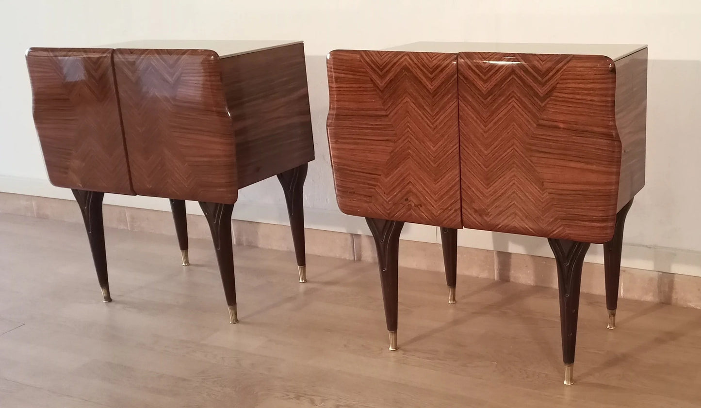 Due comodini italiani mid-century con motivi geometrici in legno vintage e gambe rastremate in alto design italiano