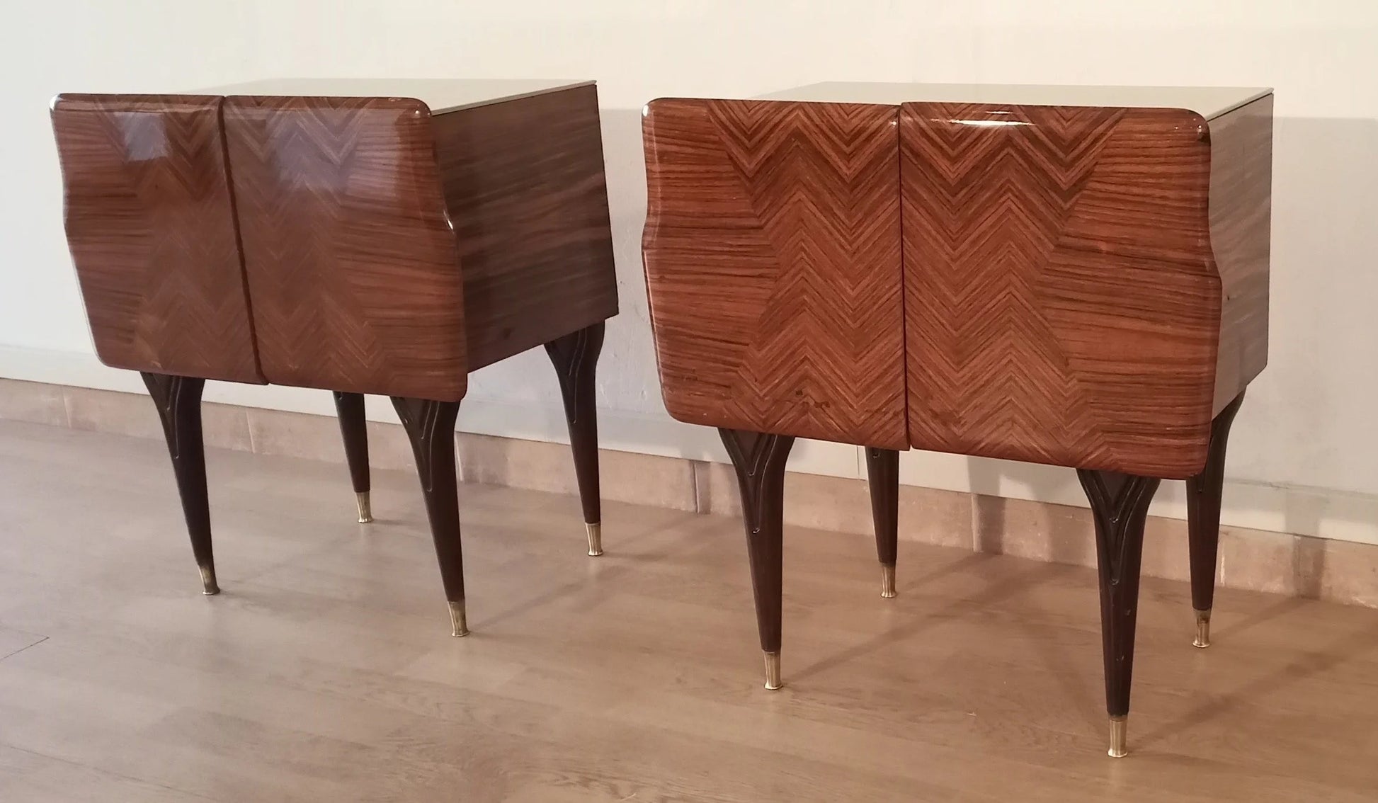 Due comodini italiani mid-century con motivi geometrici in legno vintage e gambe rastremate in alto design italiano