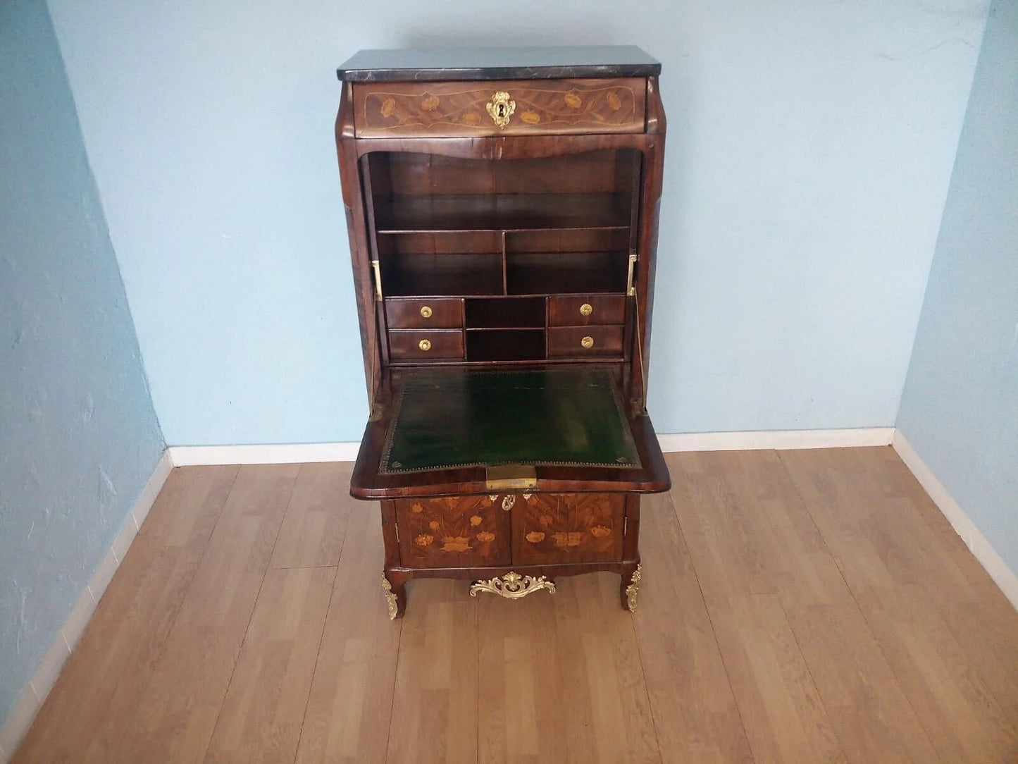 Cassettiera secrétaire luigi xvi in legno e marmo con dettagli intarsiati e ferramenta in ottone elegante e antica