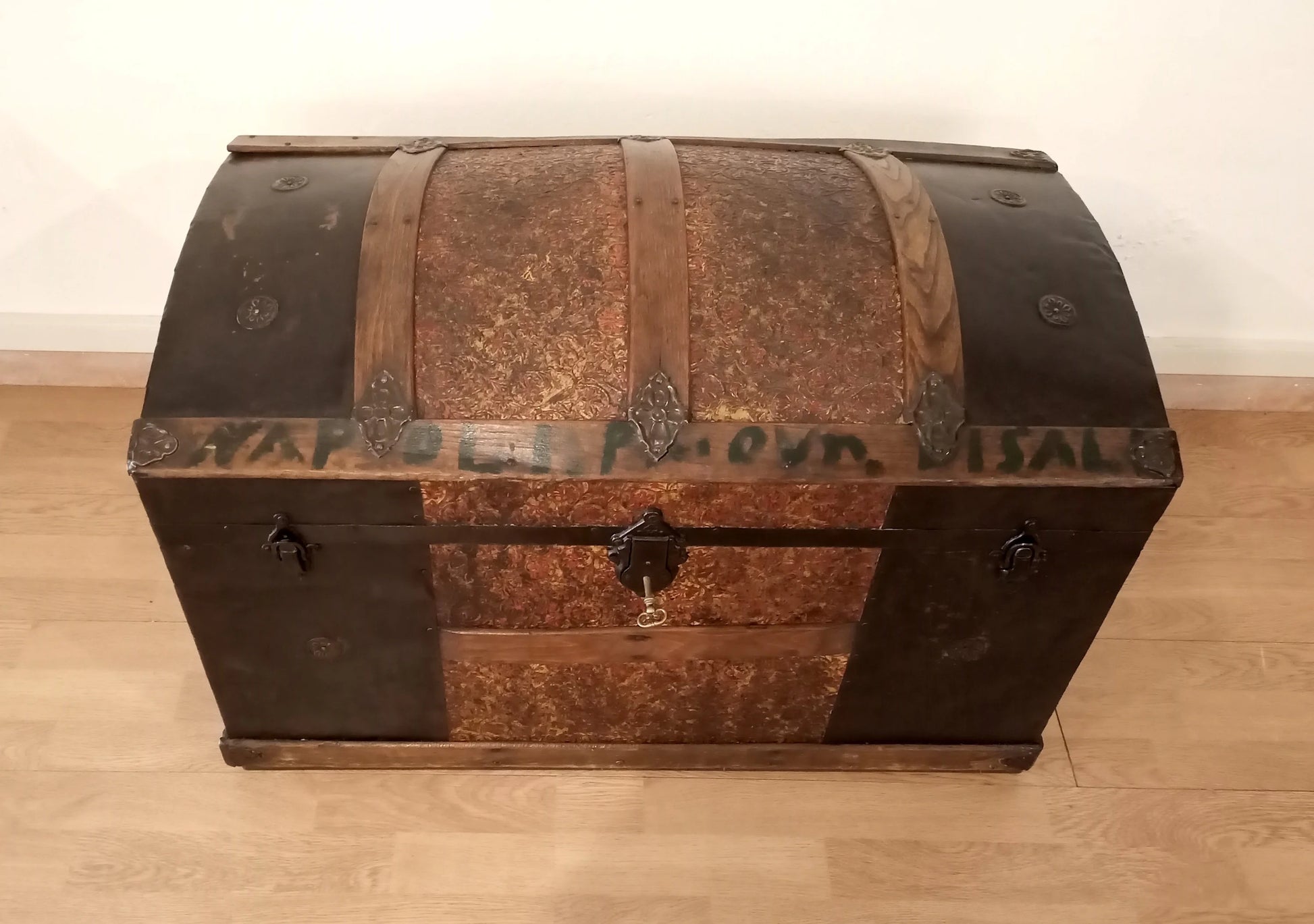Antico baule bombato epoca 800 in legno con bande metalliche e doppia serratura restaurato