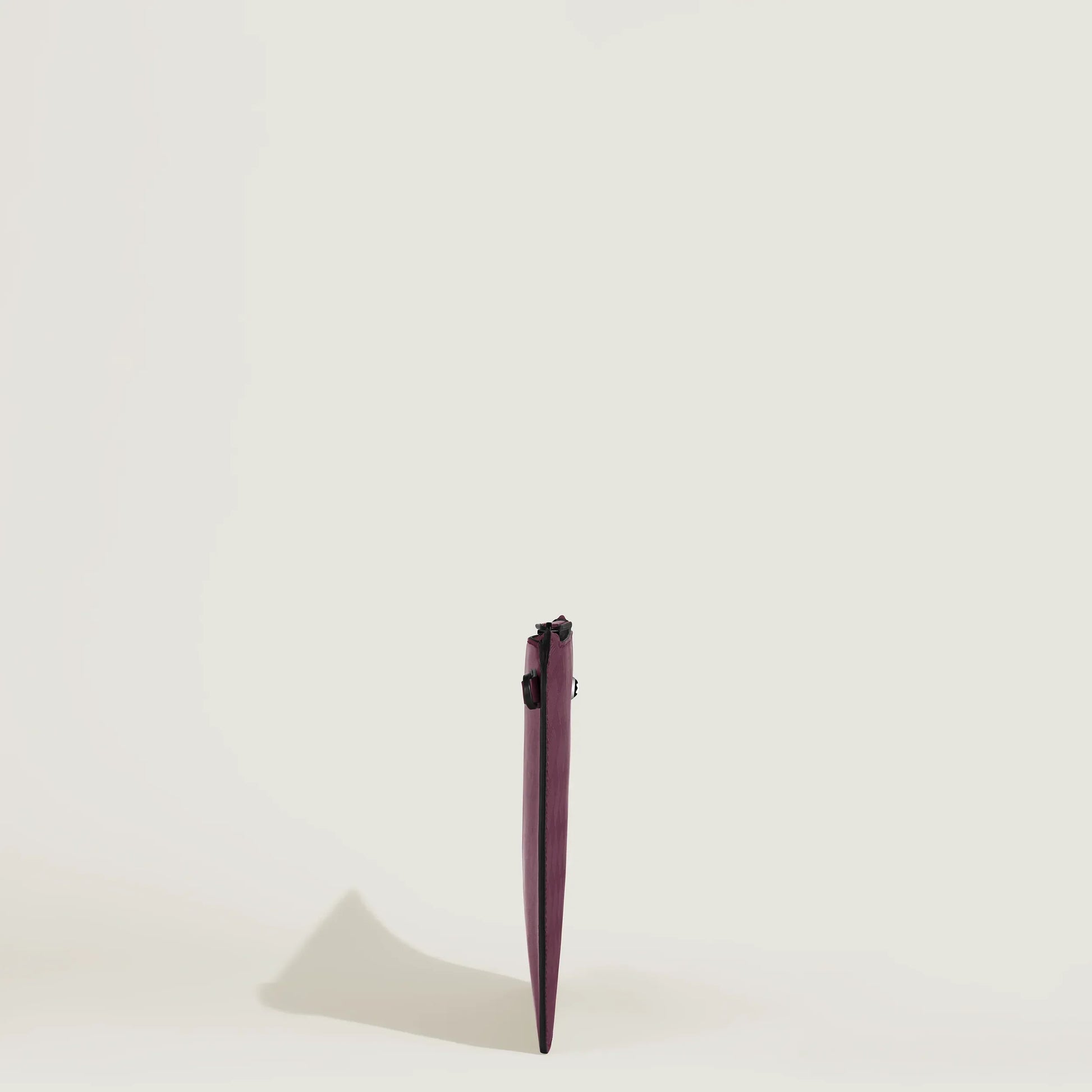 Montblanc astuccio extreme 3.0 cassis 199410 astuccio per laptop in pelle viola scuro con cerniera nera e tiralampo