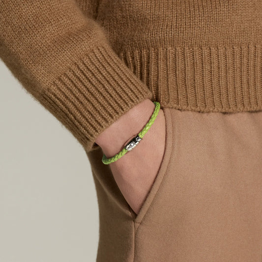 Montblanc bracciale in pelle meisterstück lime verde lime intrecciato con chiusura in acciaio indossato al polso