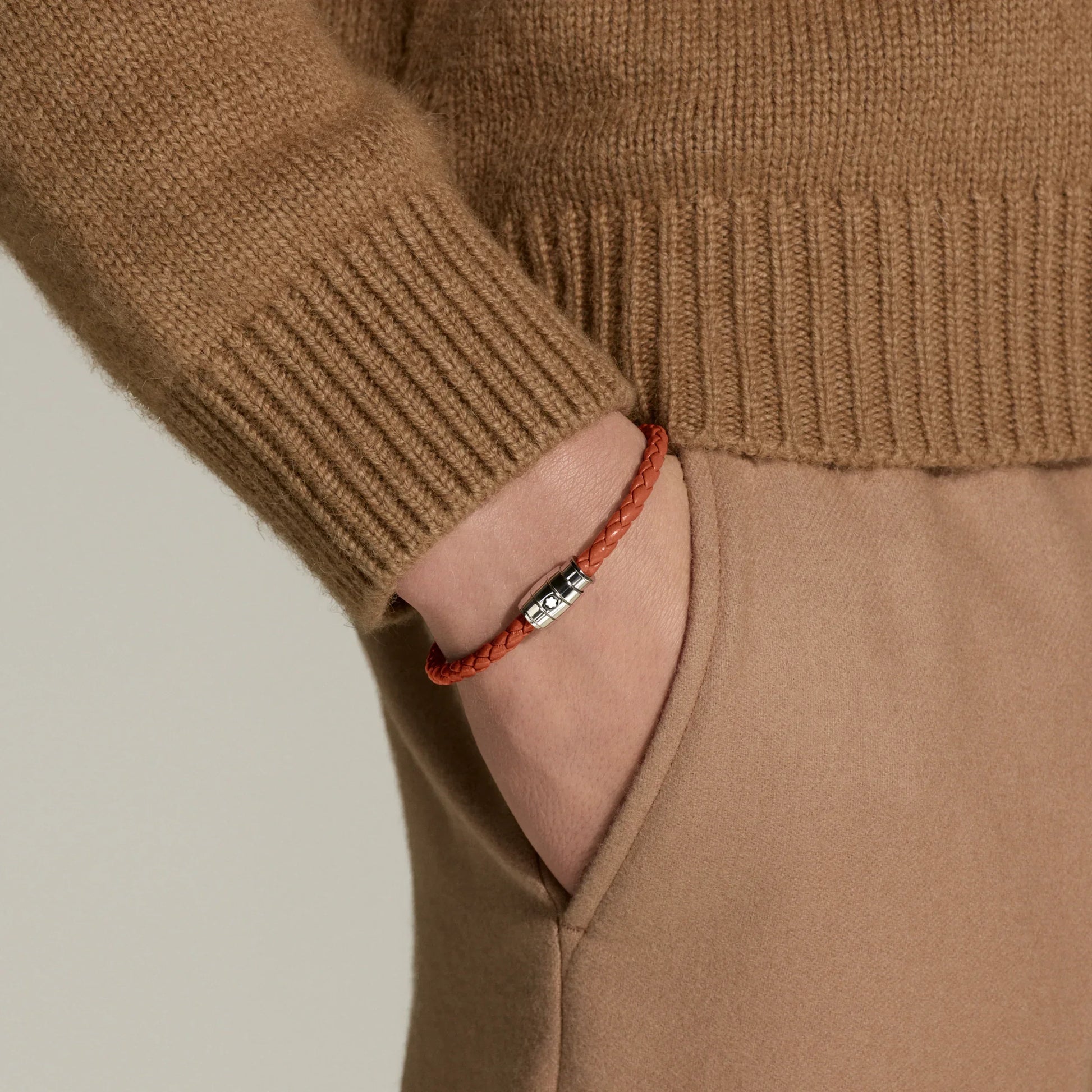 Bracciale montblanc in pelle meisterstück cayenne arancione con tre anelli e fibbia in acciaio elegante indossato al polso