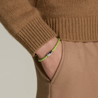 Montblanc bracciale in pelle meisterstück lime verde lime con intreccio e chiusura in acciaio indossato al polso