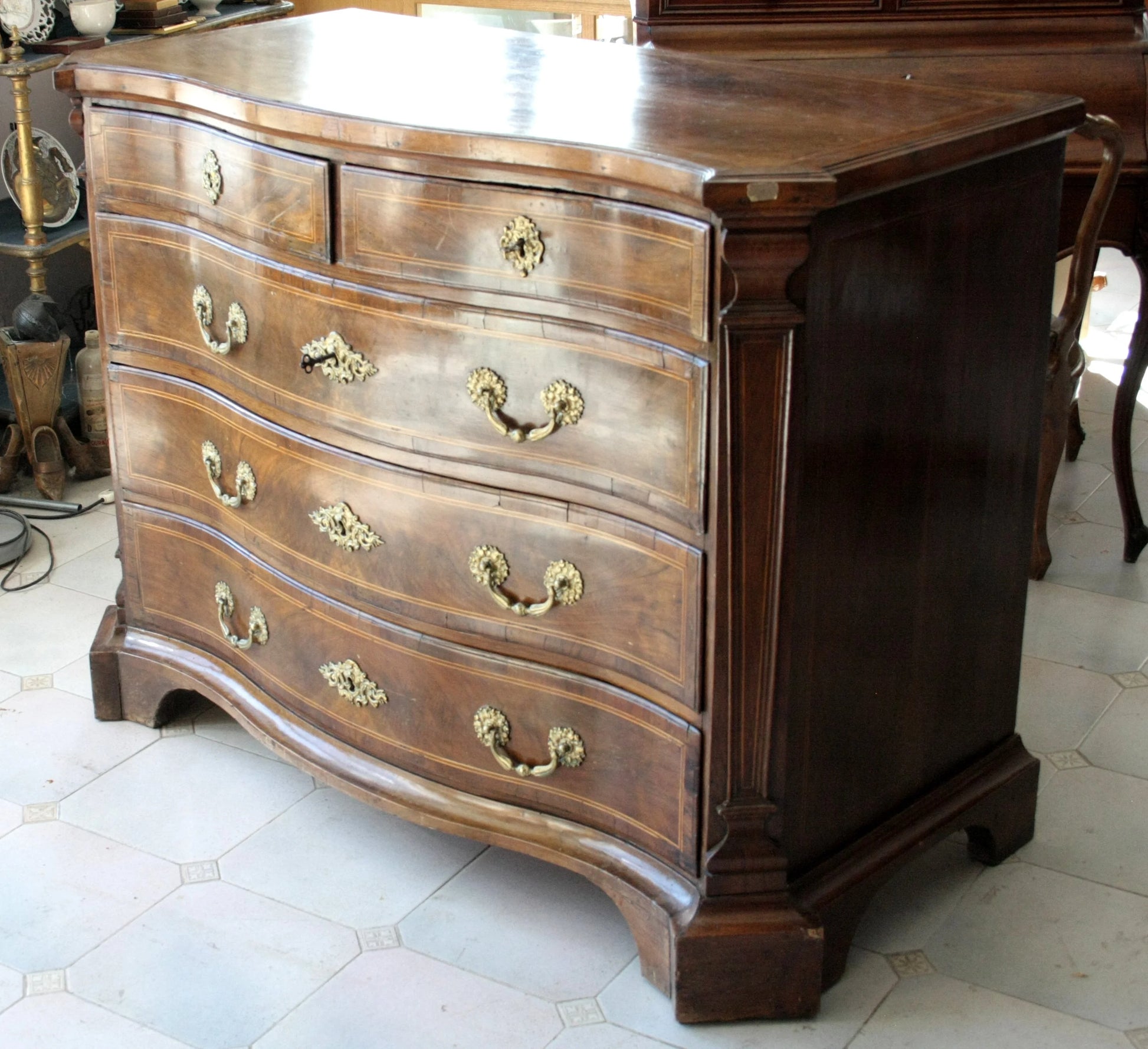 Raffinato cassettone canterano in noce xviii secolo spagna con fronte ricurvo e maniglie in ottone elegante