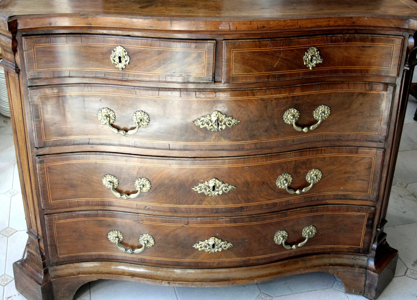 Canterano in noce xviii secolo spagna con raffinato cassettone, ornamenti in ottone e fronte ricurvo elegante