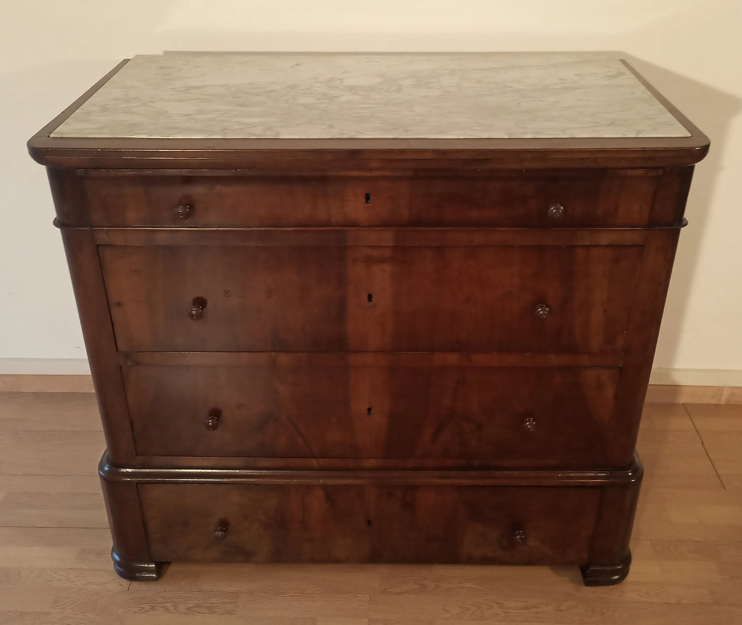 Cassettiera in legno italiana del xix secolo con quattro cassetti e piedi arrotondati in stile antico