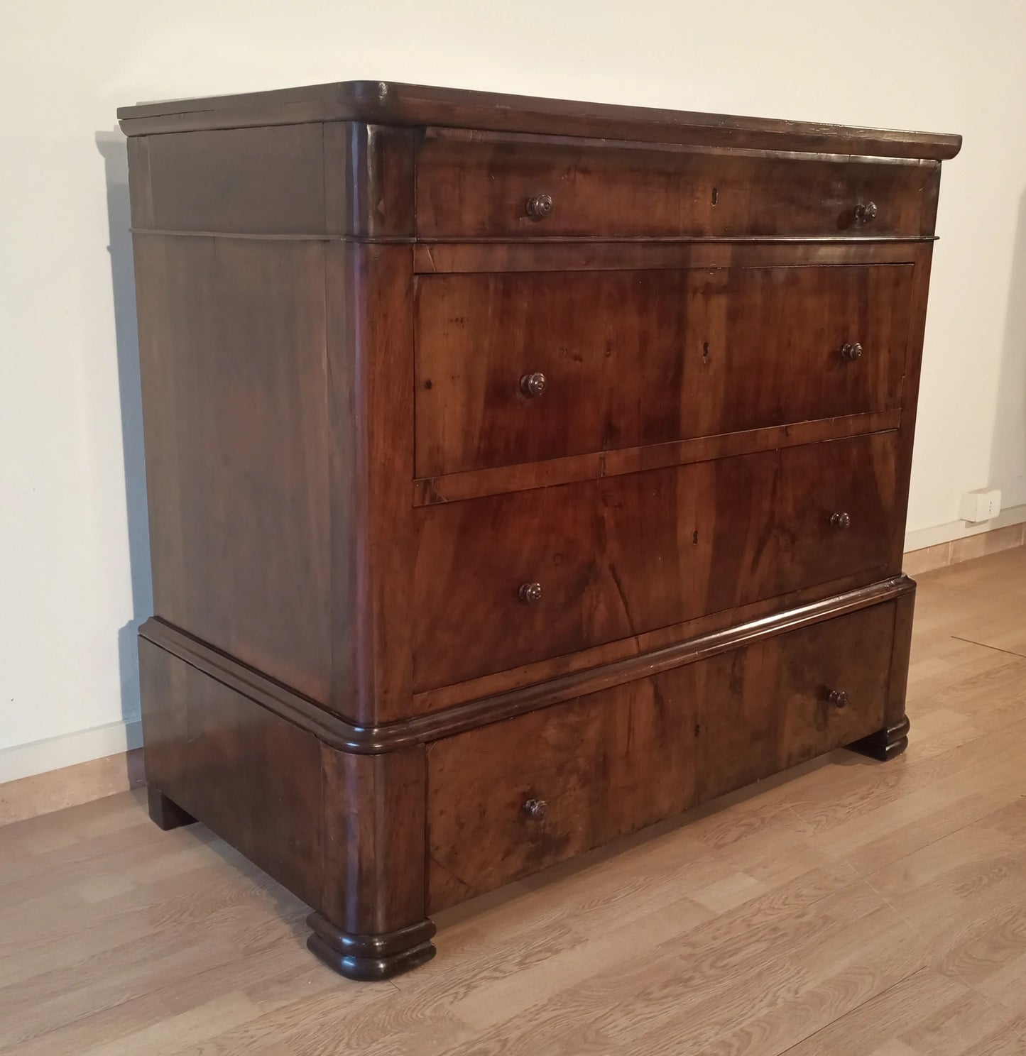 Cassettiera italiana in legno con finitura scura e cinque cassetti decorativi del xix secolo
