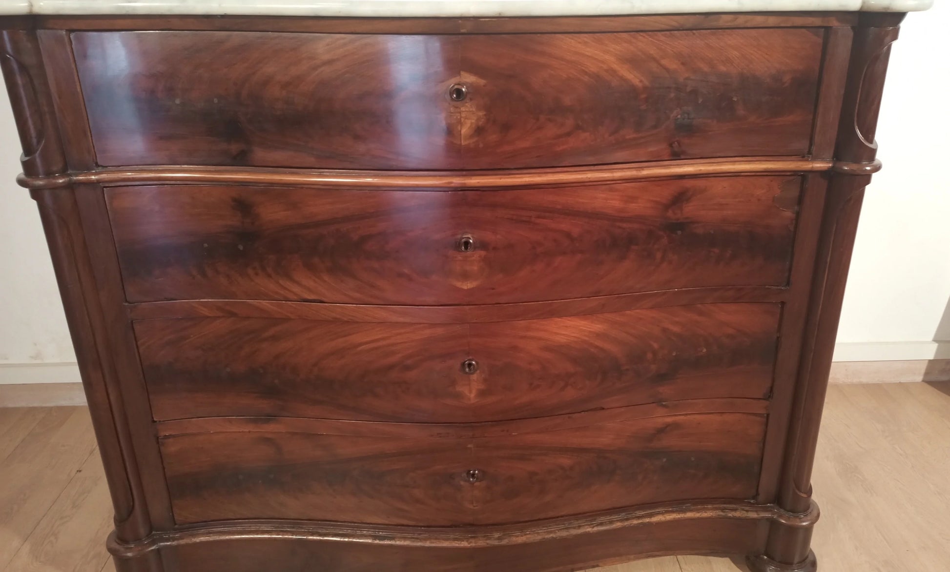 Cassettone luigi filippo in piuma di mogano con piano in marmo bianco carrara xix secolo