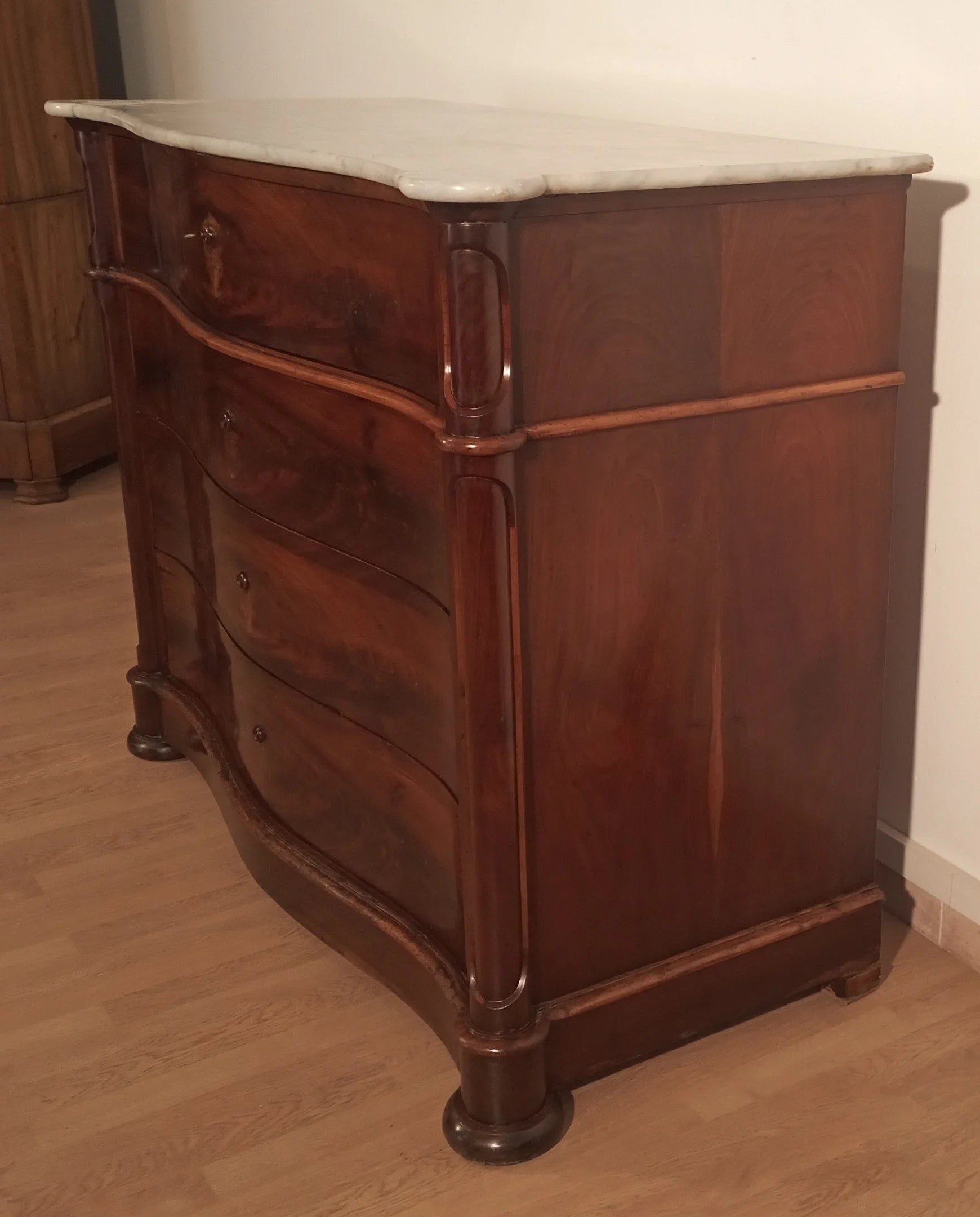 Cassettone luigi filippo in piuma di mogano con ripiano in marmo bianco carrara xix secolo
