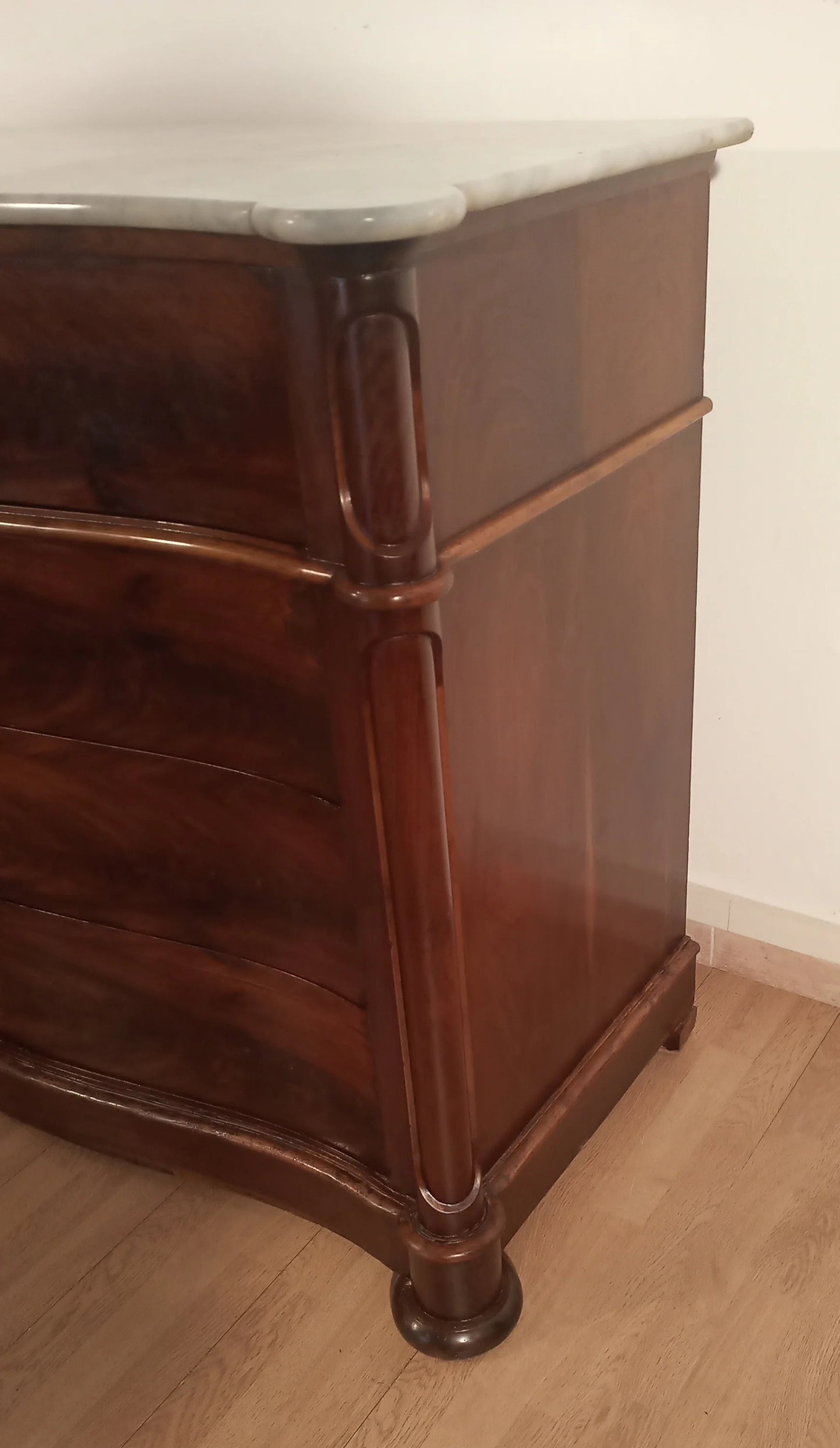Cassettone Luigi Filippo in piuma di mogano con ripiano in marmo bianco di Carrara, XIX secolo