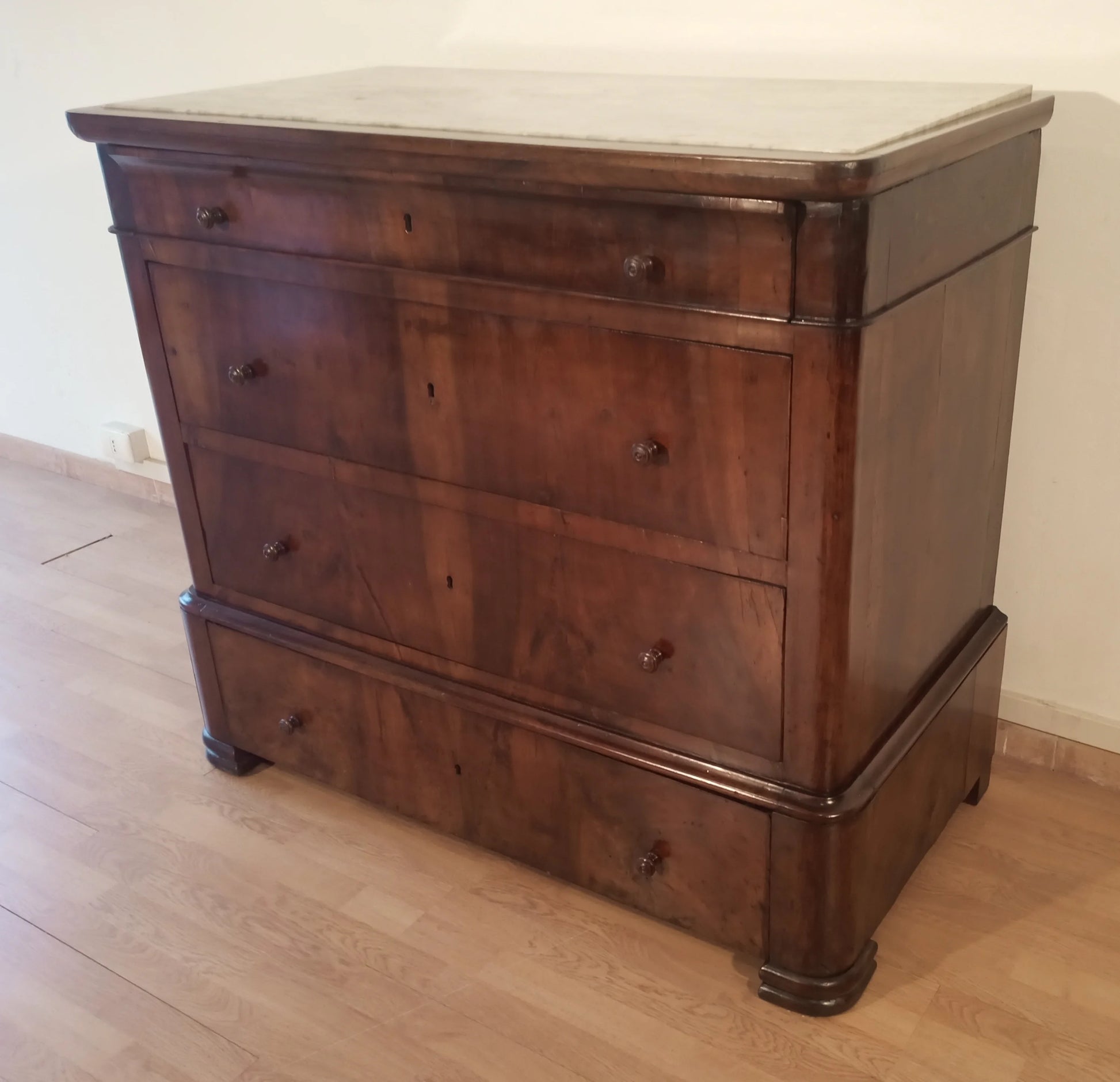 Cassettiera in legno italiana con quattro cassetti e modanature decorative xix secolo