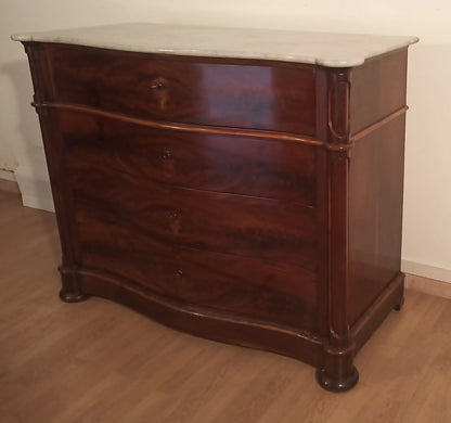 Cassettone luigi filippo in piuma di mogano con ripiano in marmo bianco carrara xix secolo