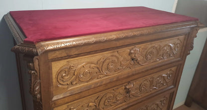 Cassettiera italiana in noce intagliato ottocentesca con piano rosso, mobile in legno intagliato elegante e raffinato