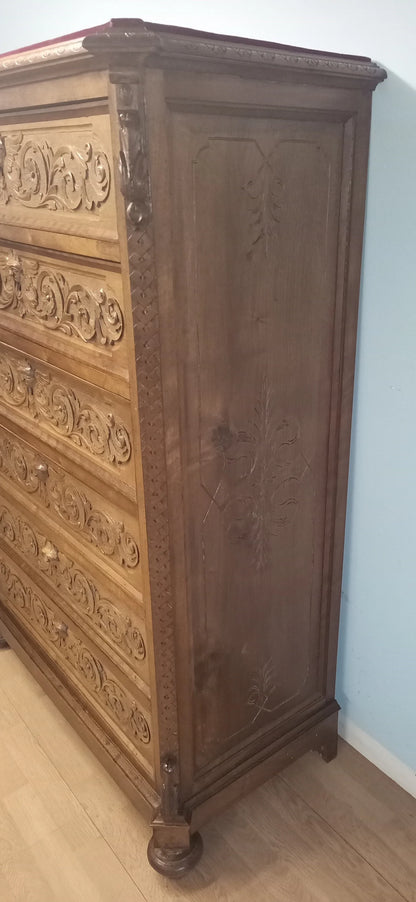 Cassettiera italiana in noce italiana ottocentesca con pannelli intagliati e piedi curvi decorativi in legno noce intagliato