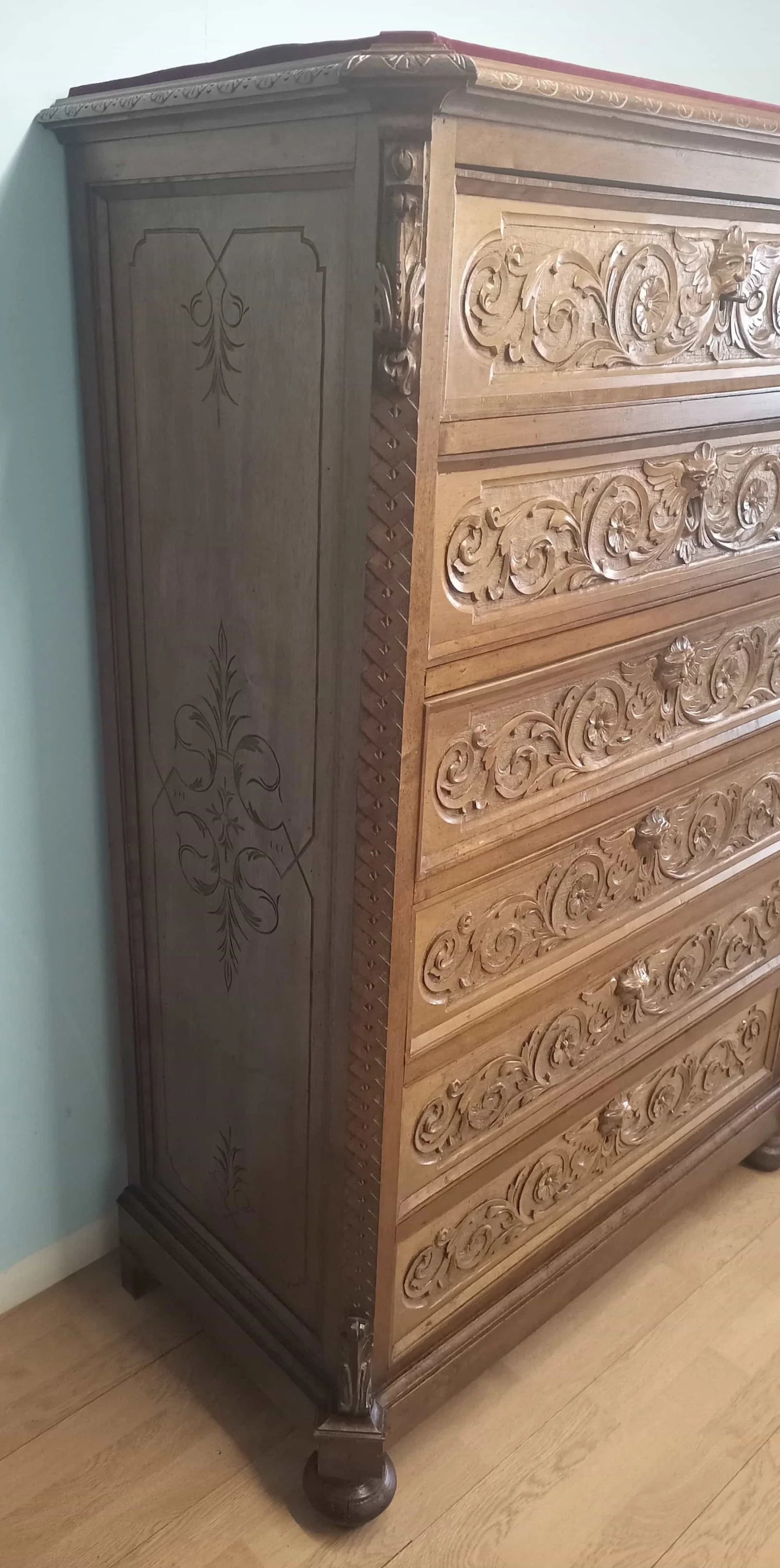 Cassettiera italiana in noce intagliato ottocentesco con pannelli decorativi scolpiti e piedi curvi