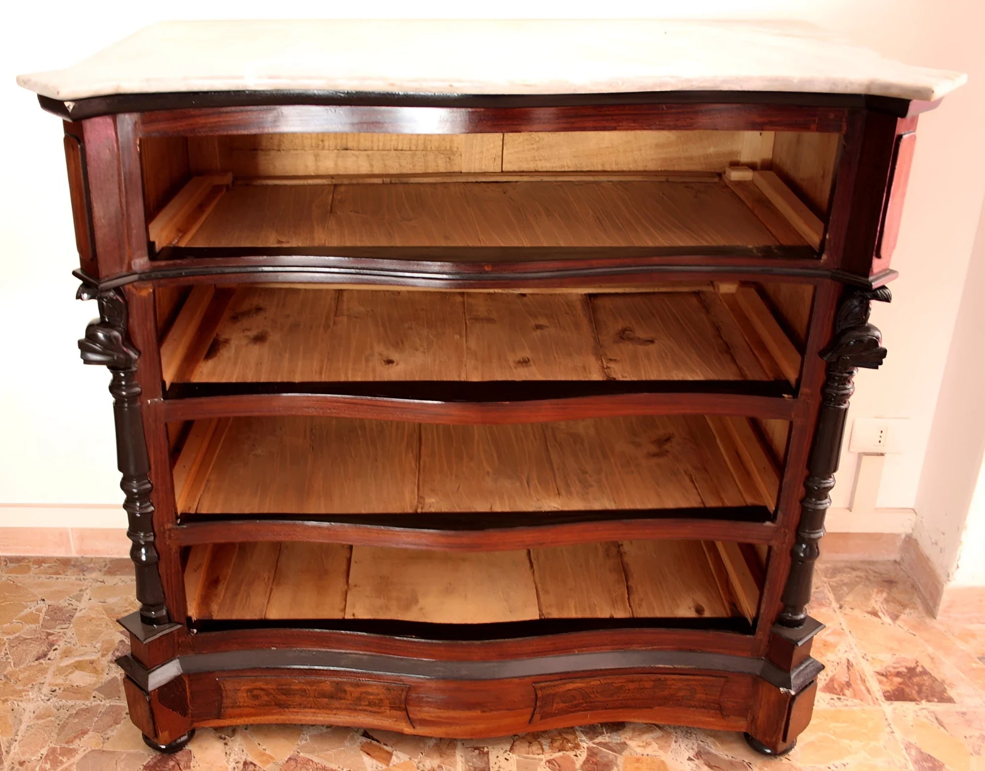 Antique elegante cassettone napoletano in palissandro con dettagli intagliati e bordi curvi xix secolo