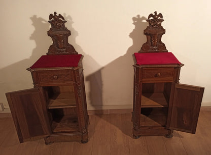 Set di comodini e cassettiera italiana noce antica del xix secolo con piano in velluto rosso