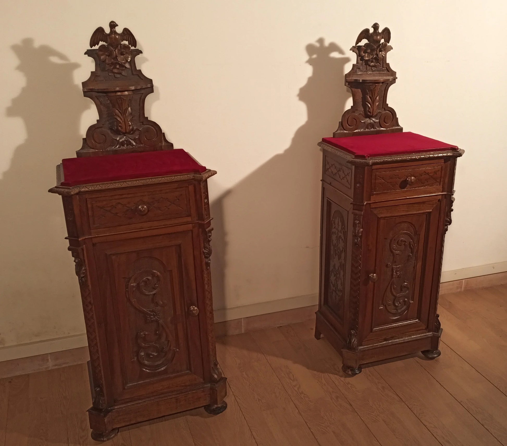 Paio di comodini in noce italiana del xix secolo con piano in velluto rosso set di 3 pezzi cassettiera
