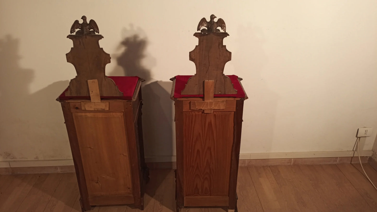 Due sedie in legno con cuscini rossi nel set comodini e cassettiera italiana noce xix secolo