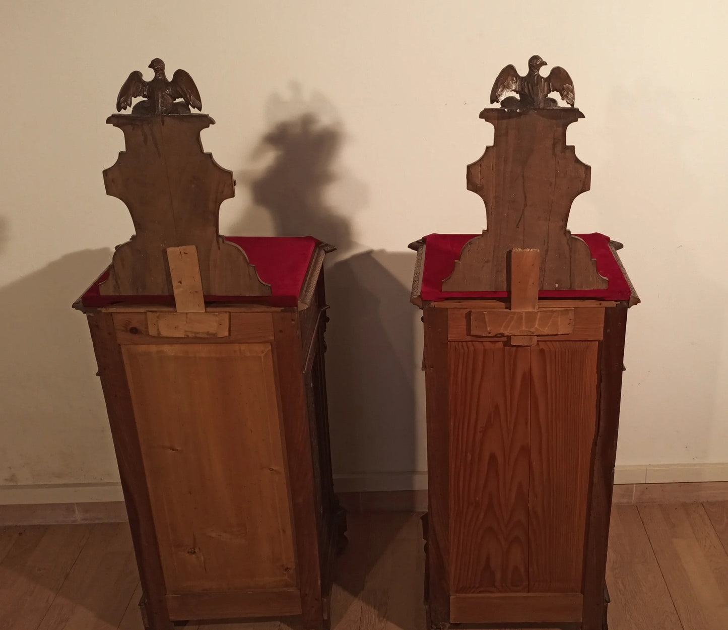 Set di due sedie in legno con cuscini rossi abbinate a cassettiera italiana noce xix secolo