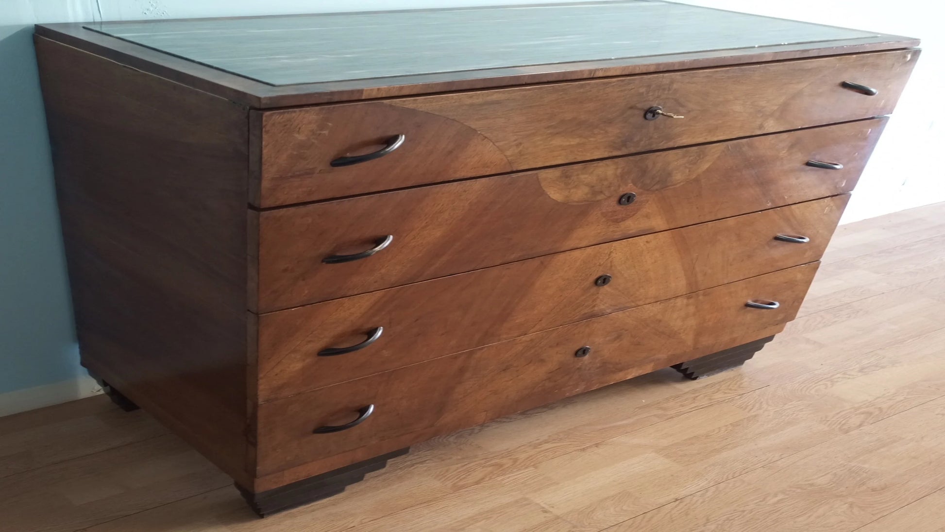 Cassettiera legno vintage con tre cassetti e maniglie metalliche curve per camera letto