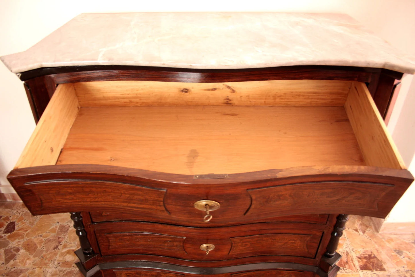 Cassettone napoletano xix secolo in palissandro elegante cassettiera con cassetto in legno aperto e interno visibile